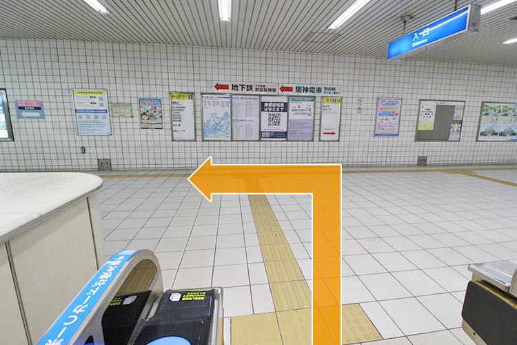 改札を出て左折します