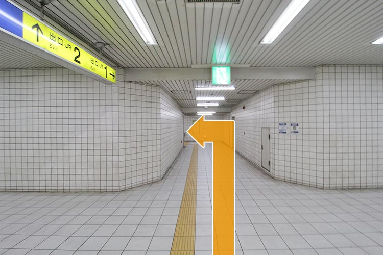 この道を進んで地上まで上がります