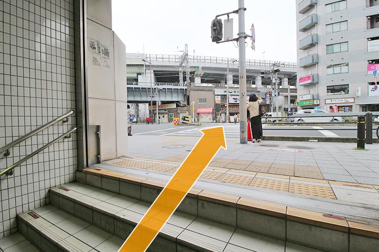地上に出たら横断歩道を渡ります