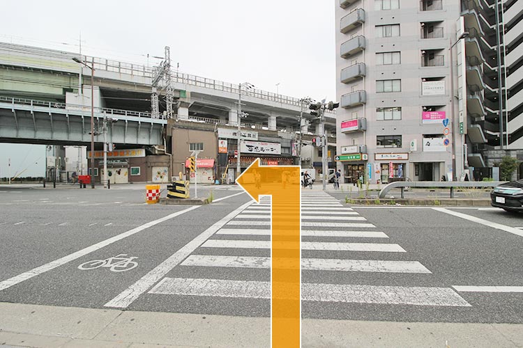 横断歩道を渡ったら左折します