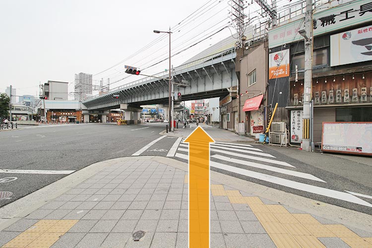 この道を直進します