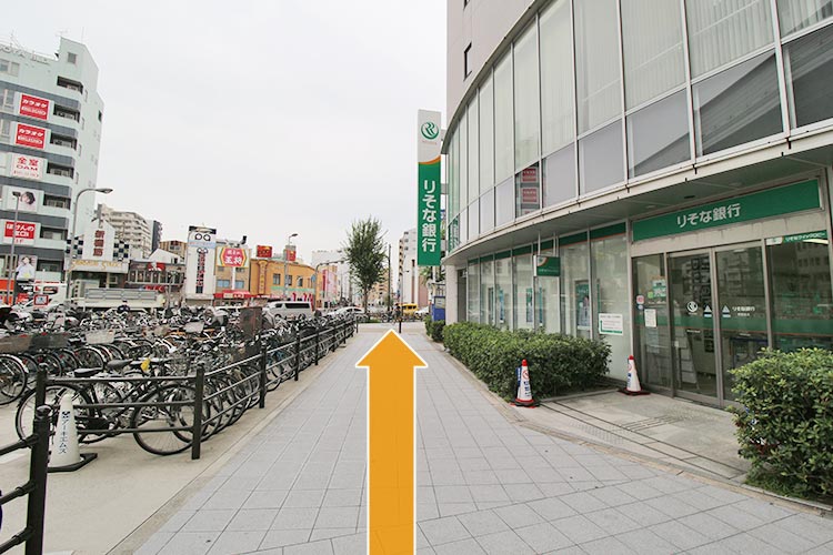りそな銀行の前の通りも直進します