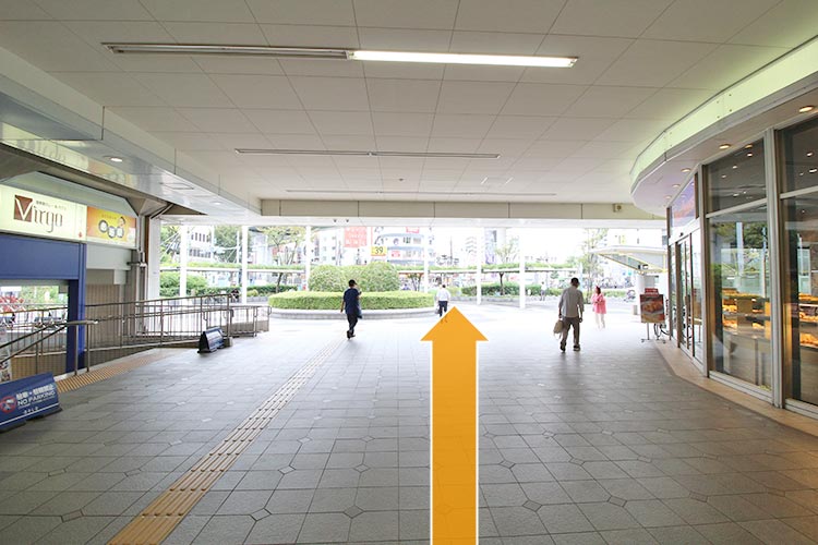 駅を出て野田阪神前交差点に向かいます