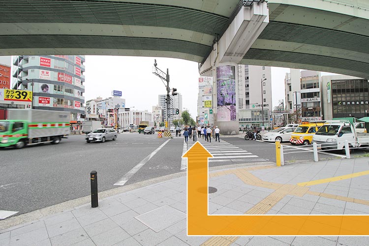 USJ方面に向かって横断歩道を渡ります