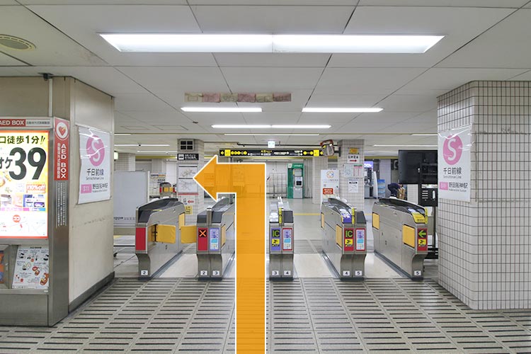 改札を出て左折します