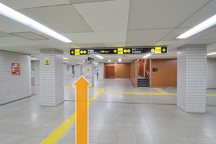 出口⑧に向かいます