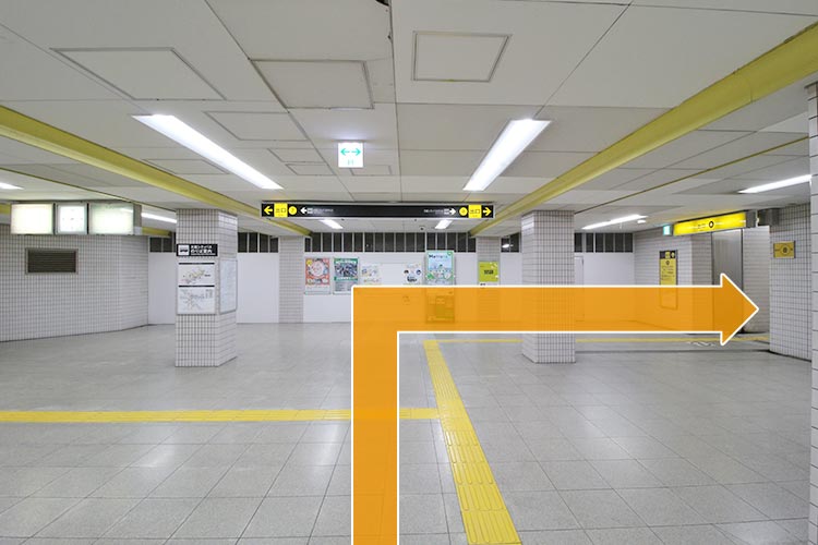 右折して出口⑧に向かいます