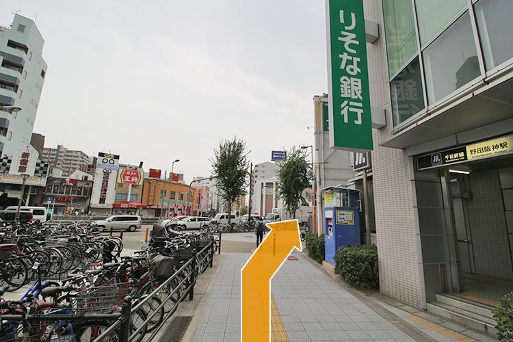 道なりに進みます